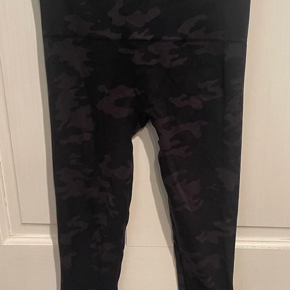SPANX Look At Me Now High Waisted Camo Leggings Seamless Small - Picture 2 of 4
